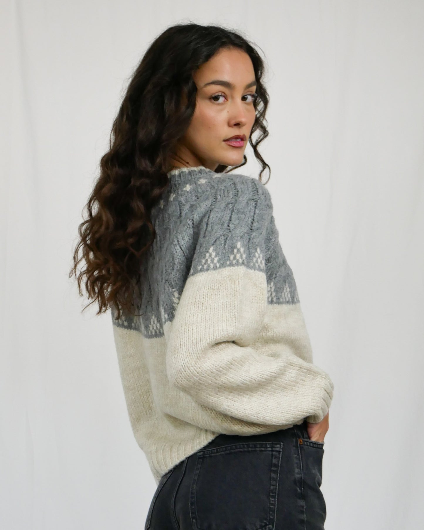 WHITE N GREY KNIT