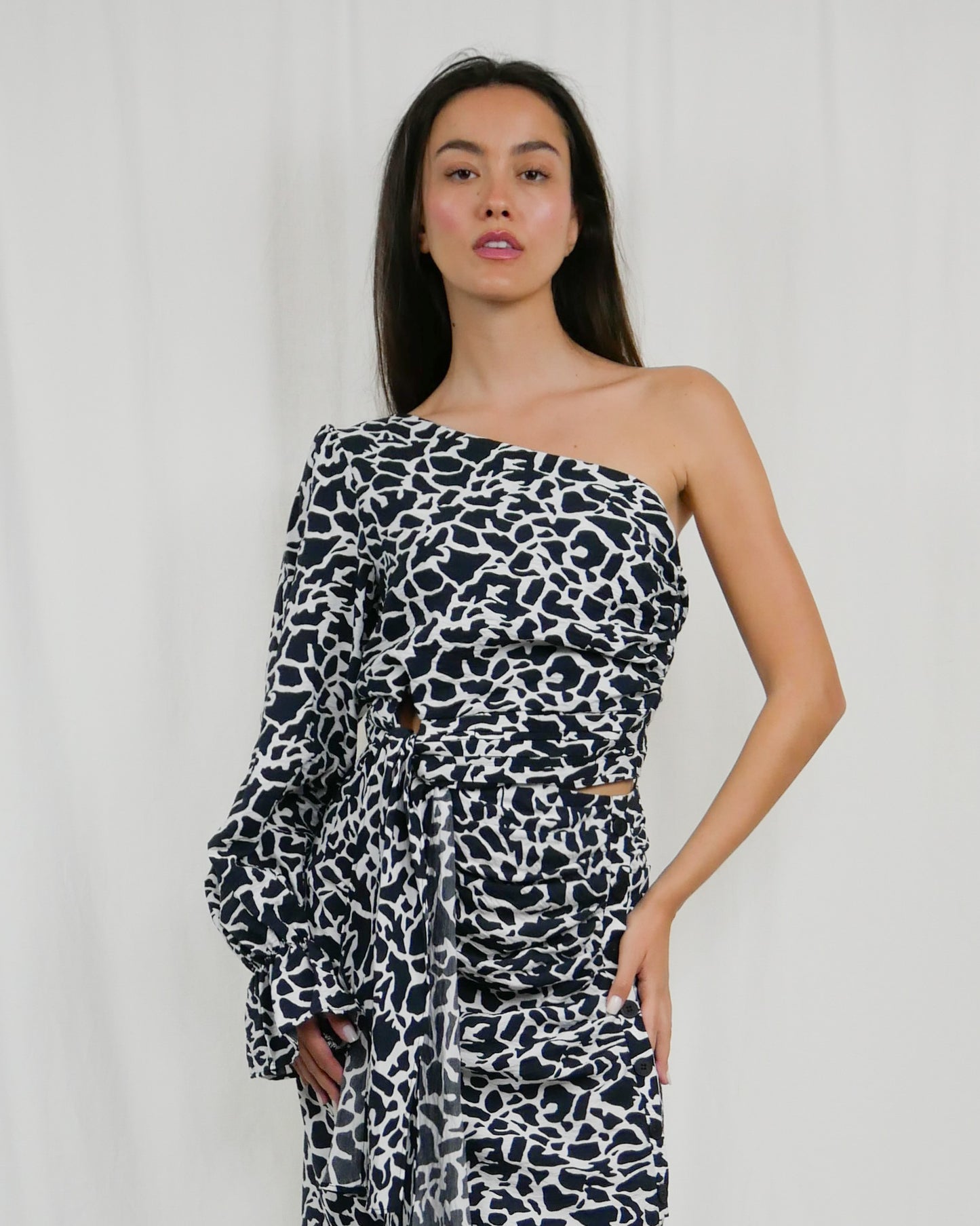 ONE -SHOULDER TOP